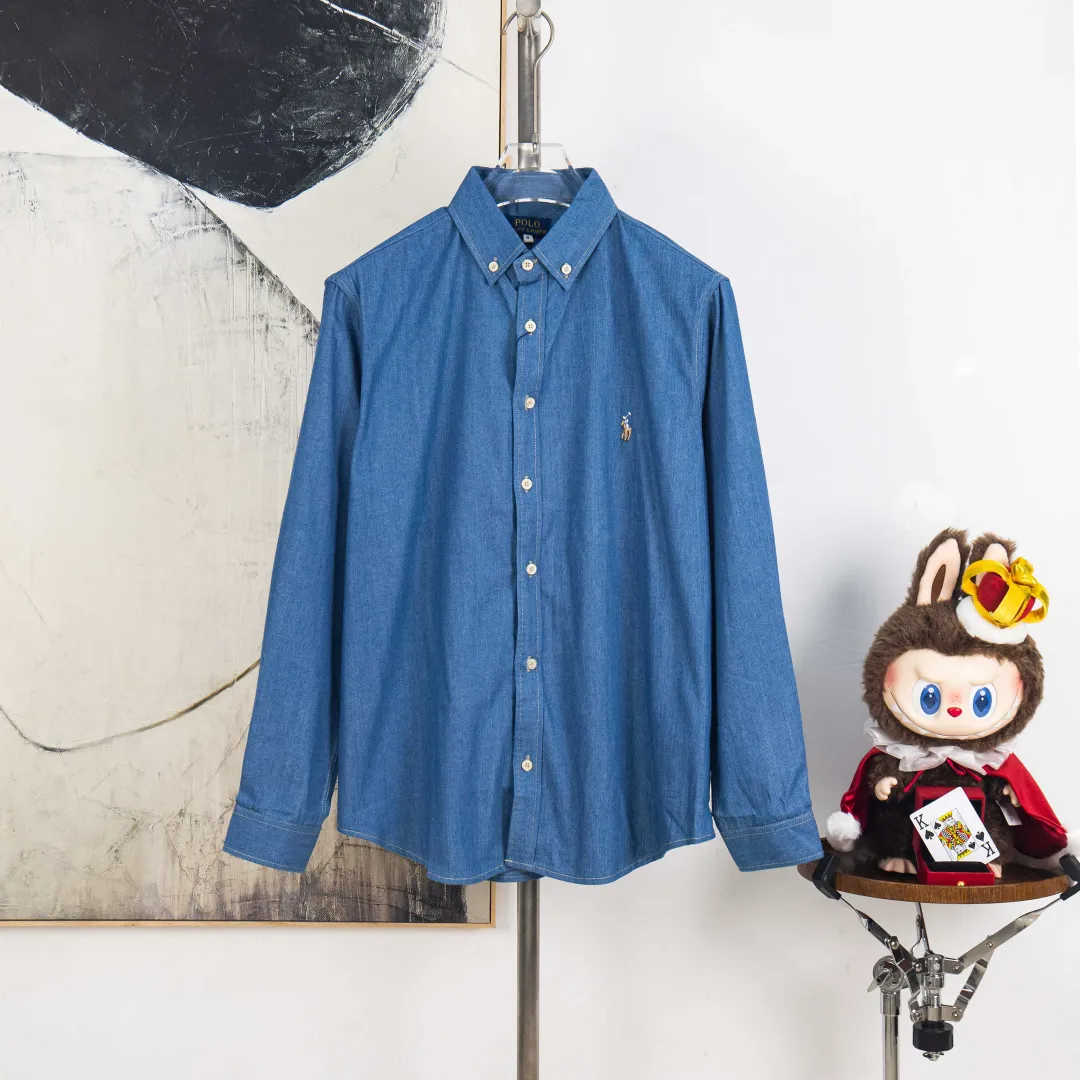 P270 💰zp version [Exclusive supply] Ralph Lauren/Ralph Lauren classic color small label couple's washed denim long-sleeved shirt 1️⃣ Made of high-quality denim fabric, the upper body is soft and comfortable, extremely delicate, has a solid, smooth and soft feel, and the fabric does not wrinkle, and the feel is invincible. The details are handled perfectly! 2️⃣Adopting the washing process, the workmanship details are perfectly controlled. They are all hemmed with vest technology, and the insides of the sleeves are also used. Different from the four-needle and five-thread workmanship, the collars are also all designed with interlining, showing high-end fashion and individuality, and the style is fashionable, simple and elegant! 3️⃣It is very youthful and energetic, and can be easily worn by both men and women. It is very in line with the fashion aesthetic concepts of today's young people!  Color: light blue dark blue Size: S M L XL Number: SG10486